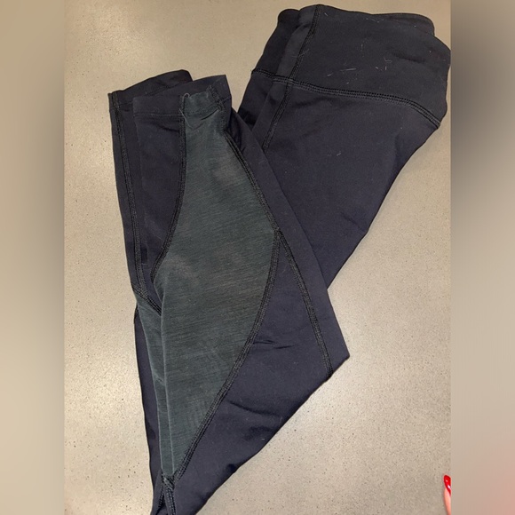 Woman’s Black Nike Dri-Fit leggings with mesh - Picture 2 of 4